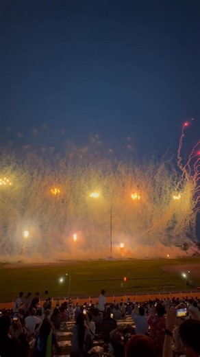 🎆葛飾納涼花火大会、今まさに開催中！ 夜空を彩る大迫力の花火が、葛飾の夏を盛り上げています✨ 会場の熱気を動画で少しだけおすそわけ🎥 #花火 #花火大会 #葛飾 #柴又 #夏の風物詩 | 葛飾区