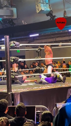 Radio Futuro on Instagram: "Con intervención de @ariel_levy el título de @wkcoficial masculino se quedó en manos de @_guanchulo_ en una tremenda pelea que cerró la primera edición de la compañía chilena de lucha libre 🤘🏻"