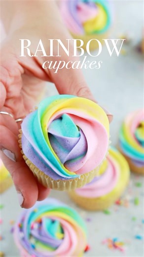 Easy rainbow cupcakes with just four buttercream colors! 🌈 #cupcakes #rainbowcupcakes #rainbow