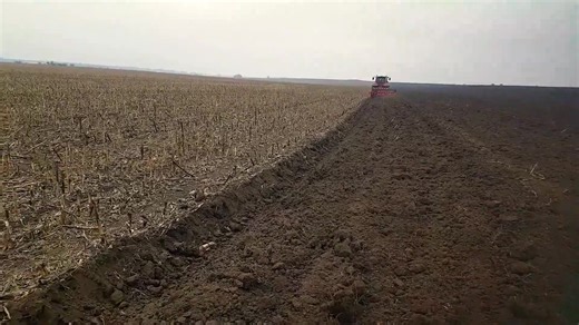 168K views · 1.2K reactions | Un exemplu de arătură în pământ dur vine din ferma lui Valentin Plătică din județul Buzău, lucrare executată cu ansamblul de utilaje compus din plug cu 8 trupițe Gregoire Besson Voyager S70 SPML9 acționat de tractorul Case IH Magnum 340. | Titan Machinery România | Facebook