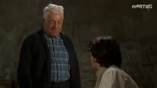 Le film marque l’un des rôles les plus marquants de la fin de carrière de Jean Gabin. Inspiré d’un fait divers réel, La Horse montre un Gabin dur, protecteur et intraitable — un archétype qu’il incarne à la perfection. Le tournage s’est déroulé en Normandie, dans une ferme isolée, et Gabin, lui-même passionné par la campagne et la vie paysanne, avait insisté pour que tout soit authentique, jusqu’aux outils agricoles. Anecdote savoureuse : la scène où il tire au fusil sur les dealers a tellement