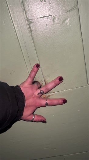 The creepy background audio is sending me 💀 Legend has it that if you’re an unmarried woman visiting the Jennie Wade House in Gettysburg, Pennsylvania, and you stick your finger in the bullet hole left by the bullet that killed Jennie Wade during the Battle of Gettysburg, you’ll receive a marriage proposal within a year. #jennywadehouse #gettysburg