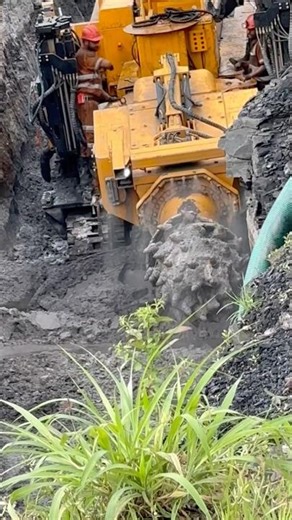 👉 Road Header Machine Cutting Coal on Steep Incline | Underground Mining Power #coalseam #coalcamp