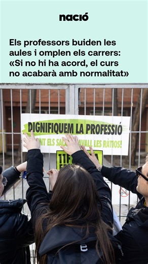 Nació on Instagram: "🗣️ Els professors buiden les aules i omplen els carrers: "Si no hi ha acord, el curs no acabarà amb normalitat". Els mestres, professors i la resta de personal de les escoles i instituts de tot Catalunya alcen la veu aquest dimecres en demanda de millors condicions laborals. A totes les grans ciutats hi ha manifestacions durant el matí on participen milers de docents, deixant de retruc, les escoles en serveis mínims. Fonts sindicals xifraven el seguiment de l’aturada en un
