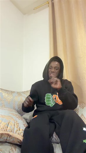 Bouquinage et Pyjama : Un Regard Satirique Sur le Soutien