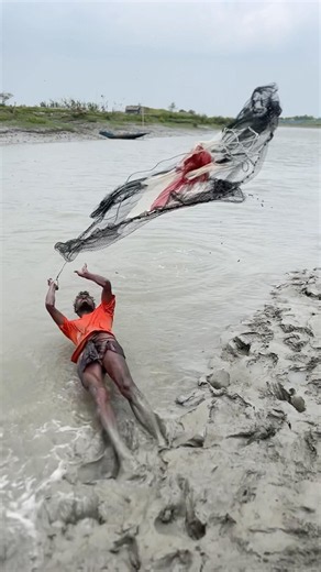 Amazing flaying net fishing #vairal #handfish#villagelife #netfishing