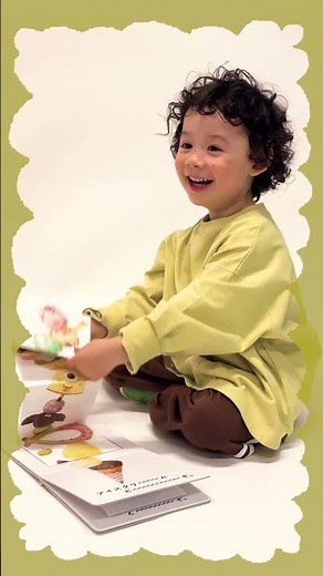 A pop-up picture book with delicious foods that stretch out like crazy!