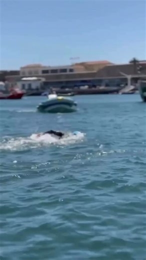 The Sumarpo Aspire Pro is a high-performance wetsuit built for triathletes and open water swimmers who demand speed, flexibility, and eco-conscious design. Engineered with advanced technology and premium materials, it delivers optimal buoyancy, thermal comfort, and unrestricted mobility. 🛒 Get yours now! 👉 www.swim-together.com/shop 📲 WhatsApp: 351 964 846 323 🎥: @siam_images | SwimTogether Swimming Holidays