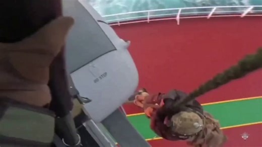 ENTRE GUERRAS on Instagram: "🇫🇷🇷🇺 Se difundieron imágenes de la captura del petrolero ruso "GRINCH" en el mar Mediterráneo, realizada por una unidad especial francesa. De acuerdo con la Marina de Francia, la intervención se ejecutó con el apoyo de los servicios de inteligencia del Reino Unido. 🎖️DESCUENTO -10% en tu ingreso a las Fuerzas Armadas con @Forma_app_tropa. Código: "ENTREGUERRAS". 📍¿Qué opináis al respecto? 📌Más contenido y sin censura en Telegram."