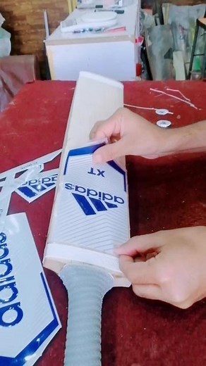 bat sticker applying@UqabSportsFan🦅 #batrepairing #repairing #refurbbat #tiktokcreatorpakistan #uqabsportschakwal7 #foryou #fypシ #cricketbat