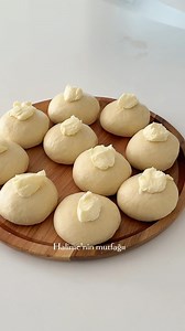 1.1M views · 45K reactions | En kolay ve lezzetli açma tarifi  1 paket kuru maya 2 yemek kaşığı şeker 1,5 su bardağı su 1 çay bardağı sıvı yağ 4,5 su bardağı un 1 tatlı kaşığı tuz hamuru yağlamak için 50 gr tereyağı üzeri için 1 yumurta sarısı 1 çay kaşığı süt haşhaş #açmapoğaça #açma #poğaça #kahvaltılık #delicious #halimeninmutfağıı | halimenin_mutfagii | Facebook