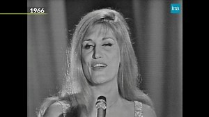 Dalida, 1966 : Bambino résonne, le public est émerveillé. Une voix, un regard, une présence… la magie opère ✨ | INA