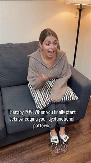 Most people don’t stay stuck because they want to. They stay stuck because they’re repeating patterns they’ve never been taught to recognize. Dysfunctional patterns are familiar. They feel automatic. And because they’re familiar, they often go unnoticed even when they’re causing pain. This is why developing insight in therapy is everything. Here are 3 therapist-approved ways to start identifying dysfunctional patterns 👇 1️⃣ Notice what keeps repeating not just what’s happening right now. The is