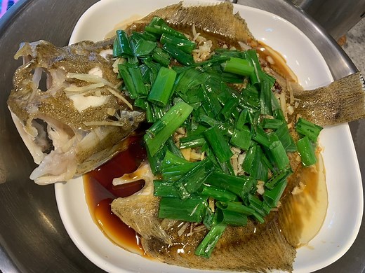 Dad's Recipe: Chinese Steamed Ginger Scallion Turbot Whole Fish Delicious tasty healthy Chinese ginger scallion steamed turbot fish right at home. Great recipe for lunch or dinner. Ingredients: 1 frozen gutted turbot fish 8 thin slices of ginger 3 cloves of garlic 1 piece rehydrated tangerine peel 2 stalks of green onion 3-4 oil 2-3 tbs seafood soy sauce (I like using Lee Kum Kee) See video for instructions. Subscribe to my channel and press the bell 🔔 button to get notifications every time I p