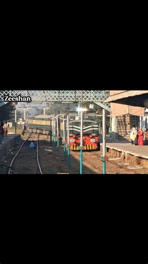 40_DN_Jafar Express Arriving At wazirabad Junction Chaines Loco (6429) 2:53-15Nov(2k25) #PakistanRailways #PakistanRailwaysFriends #PakistanRailway #railway #trains #rails #railwaystation #fypシ゚viralシ #foryouシpage #fypシ゚viralシfypシ゚viralシalシ | Zee Railway Vibes