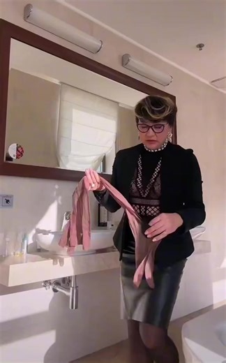 Elegant Stockings Style Guide