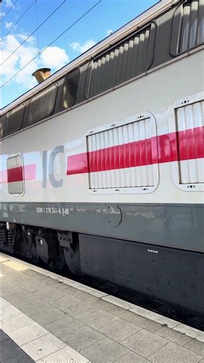 Motorstart der 218 341-6 in Rostock Hbf als Teil des Intercity 2263 nach Hamburg Hbf