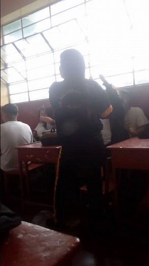 Niña de 13 años baila perreo en el salon de clases
