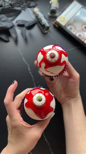 Molded buttercream eyeball cupcakes. 👁️ Use your half sphere hot cocoa bomb molds to make rounded buttercream on your cupcakes! Just pipe American buttercream evenly into the mold, place your cupcake on top, then freeze for 30 mins to an hour beore removing from the mold. I froze these on a tray upside down, which gave me the perfect flat spot to place the royal icing eyes on. If you want them to be perfectly round, make sure to flip them over after adding the cupcakes & before freezing. #hallo