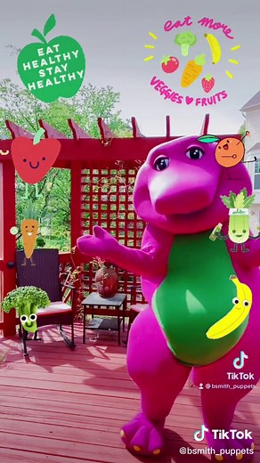 Barney loves snackin on healthy food!😋🍎🍊🥕🥦🥜🧀🧃#barneythedinosaur #mascot #childhood #singalong #healthyfood
