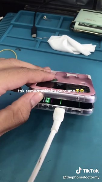 Fixing Samsung Z Flip LCD Issue: Common Problem & Solution