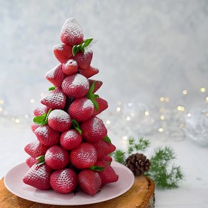 Create a beautiful strawberry Christmas tree for your holiday dinner table in five simple steps! | California Strawberries