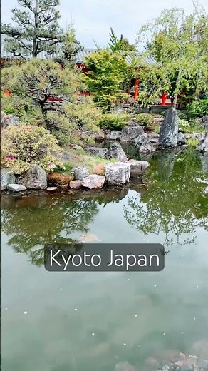 "Discover Kyoto's Sanjūsangen-dō: Home to 1000+ statues of Kannon. 🏯✨"