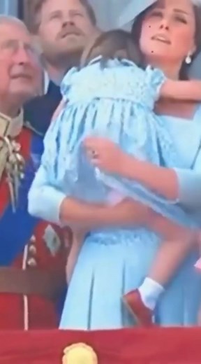 912K views · 4.1K reactions | Litle Charlotte after she took a tumble during the balcony appereance at the trooping the colour on juni #princesscharlotte #kate #duchessofcambridge #royals #princegeorge #princewilliamdukeofcambridge #Queen #queens #Beautifull #princessofwales #katemiddleton #williamandcatherine #prince #princess #beautiful #princewilliam #unitedkingdom #princeandprincessofwales | Silvio Gamer | Facebook