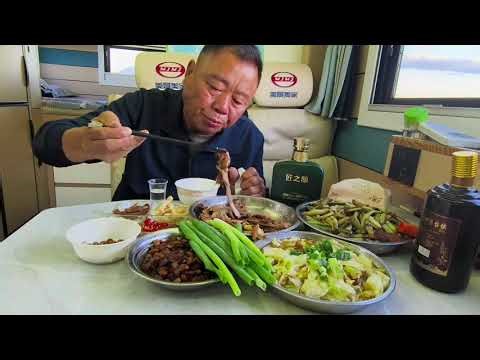 老兵房车游内蒙，牛马羊群草原风光，草原风太大，房车里喝点小酒 #房车旅行 #房车旅行日记 #行者老兵