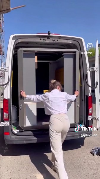 Reduced to the essentials: Das PlugVan Wohnmodul in der Ausstattung Pure ▶️ Einfach gehalten, aber mit einer Menge Komfort, um sich nach einem langen Tag auszuruhen 🌞 #vanlifegermany #vanlife #campervan #transporter #2023 #camper #production #tiktokpromote #work #conversion