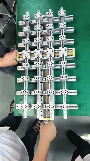 這台 XY 變距模組真的有夠療癒！動作順到像在跳機械版的現代舞，定位、檢測、擺盤都準到沒朋友。精度高、壽命長，看著看著整個人都舒壓了～#變距模組 #XY模組 #自動化設備 #工業控製 #