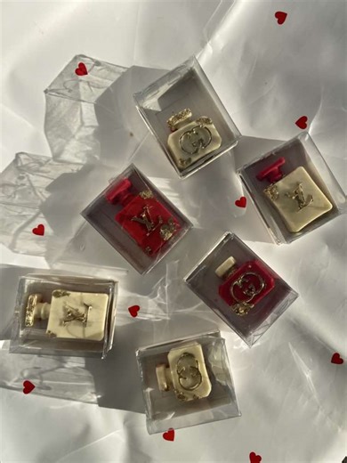 توزيعات عطور الشكولا الراقية ولأول مرة توزيعات شكولا محشية على شكل عطر Gucci و Louis Vuitton لجميع منسباتكم:خطوبة،عرس،حنة،مزيود،ختان❤️✨ توصيل متوفر مرحبا بكم