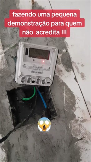 Demonstração de como travar o relógio de luz digital