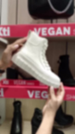 1.2K views | ¡la versatilidad del calzado femenino de Refresh también se encuentran en Spring Step!  Encuentra el par perfecto para cada ocasión y haz que las mujeres de tu familia se sientan a la moda y consentidas. ¡Eleva tu estilo con nosotros! ✨ #moda #estilo #zapatos #zapatosmujer #outfit #review | Spring Step | Facebook