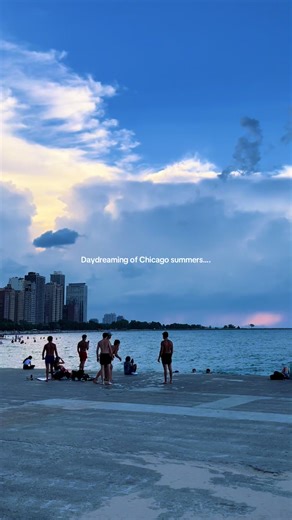 Summertime in Chicago is right around the corner. #chicagosummer #lakemichigan #oakstreetbeach #playpen #chicagolife