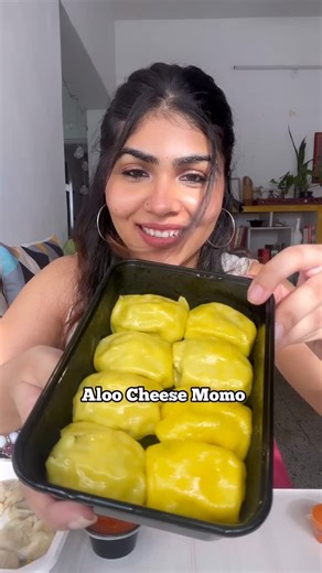 Radhi Arora on Instagram: "ZOMATO vs SWIGGY *Best Rated* —Aloo Cheese Momo 😨 #aloomomo #momo #foodreview"