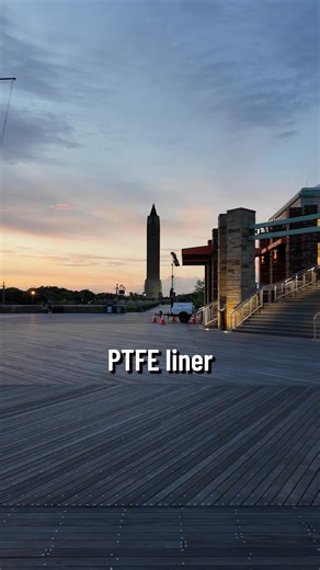 The Jones Beach Boardwalk Cafe reopened in 2018 after the original was destroyed by a fire in 1964. Its replacement restaurant opened in 1968 and closed in 2004. This 7,700 sq. ft. structure serves as a hub for visitors and beachgoers! Designed and built by Birdair, this twin PTFE tensile roof structure – reminiscent of waves and sails – creates a dramatic interior while also marking the building from afar along the beach. 🌊 📍Wantagh, New York ✒️ Beyer Blinder Belle Architects & Planners🏗️ Te