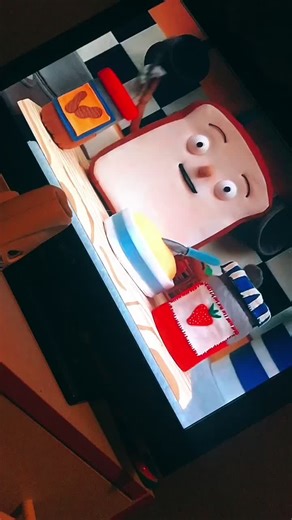 Watching don’t hug me I’m scared :D ⚠️GORE,HORROR⚠️