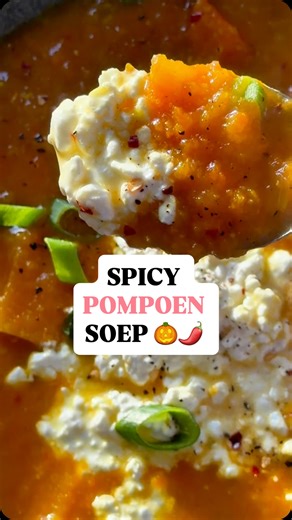 Elise Janssen • leefstijlhuisarts on Instagram: "✨POMPOENSOEP - VEVO ✨ Voor 4 kommen soep: - 1 flespompoen - ⁠3 winterpenen - ⁠1 rode appel - ⁠1 sinaasappel - ⁠1 bouillon blokje minder zout - ⁠paar cm verse gember - ⁠3 knoflooktenen - ⁠3 rode uien - ⁠4 stengels bosui - ⁠2 eetlepels curry madras kruiden (of alternatief 1 theelepel van ieder van deze kruiden: paprikapoeder, koriander, zwarte peper, kurkuma) - ⁠1 eetlepel olijfolie - ⁠1 liter water - Toppings: ⁠cottagecheese (2 eetl. per kom), chil