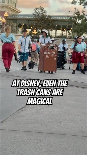 Have you ever seen a bubble trash can??? Only at DISNEY WORLD! ✨