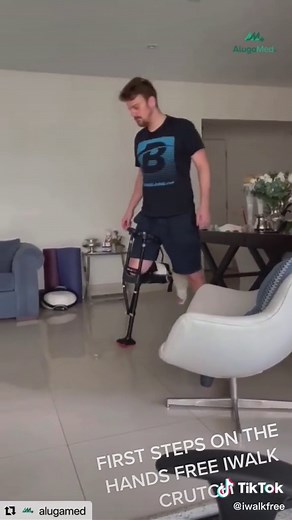 First steps after a #lowerleginjury with the #handsfree #iwalk #crutch! #crutches #brokenleg #cast #brokenfoot #brokenankle #achilles #achillestendon #podiatrist #orthpedics #orthopedicsurgeon #saopaulo