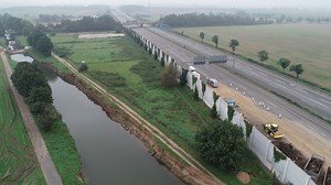 Eine gute Nachricht aus den ehemaligen Hochwassergebieten im südlichen Rheinland: Am Dienstag öffnen wir die A61 zwischen den Autobahnkreuzen Kerpen und Meckenheim in Richtung Koblenz. Dann können auch LKWs wieder auf der Strecke fahren. Alle verfügbaren Mitarbeiter*innen der Baufirmen arbeiten seit Wochen daran, die zerstörten Autobahnen wieder aufzubauen. In Richtung Norden sind die Schäden auf der A61 so massiv, dass dort noch einige Zeit weiter gearbeitet werden muss. Auch an der A1 und der 