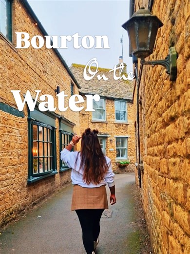 First time visiting the Bourton-on-the-Water in the Cotswolds? 🌿 This postcard-perfect village is one of the most beautiful places in England and a must-visit on any Cotswolds trip. Why travellers love it: 🌉 Historic low stone bridges over the River Windrush ☕ Traditional tea rooms & cosy cafés 🏡 Honey-coloured Cotswold cottages 🚶 Riverside walks through the village 📸 One of the most photographed villages in the UK Often called the “Venice of the Cotswolds,” this charming village is perfect