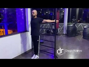 Alongamento peitoral maior no espaldar