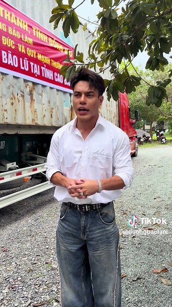 Hôm nay diễm bận quá trời .. nên nhiều khi sợ dính rama lắm ...ta nói ai dính tới tui cũng có chuyện hết ... mới Bà Hân giờ bé LAMOON .. hôm nay anh làm công đức hồi hướng cho em hết đó LAMOON ... do tui xúi nói thiệt nó ra nó làm y chang .... vui vẻ hoan hỉ đi mấy bà ơi cho tôi có tâm trạng tôi làm việc cái coi