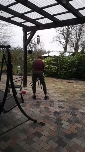 Ein Mann trifft unerwartete Ereignisse im Haus