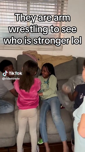 They are arm wrestling trying to see who is stronger 😂😂😂 #arm #armwrestler #kidsbelike #letsgo #fypage