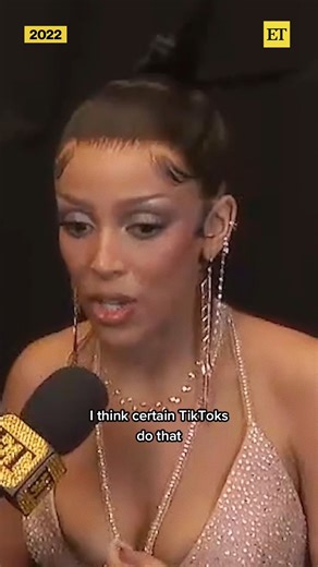 She said what she said! 🤣 Doja Cat had to run onstage to receive her first GRAMMY in 2022. | Entertainment Tonight