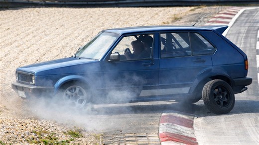 Near crash after sudden wheel loss