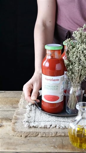 Scopri il profumo fresco e genuino del #pomodoro appena raccolto, 100% italiano da filiera corta. 🇮🇹 🛒 www.lafiammante.it #lafiammante #madeinitaly #saniemediterranei #italiantomato #italianfood #tomato #healthyfood #foodlover #italia #goodfood #pasta | La Fiammante Pomodoro